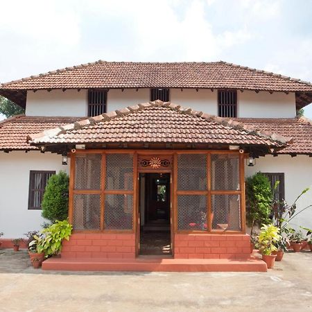 Sardar Bahadur'S Heritage Bungalow Estate Stay Napoklu 외부 사진
