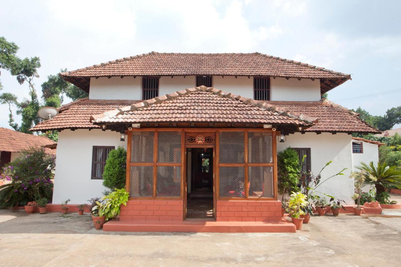 Sardar Bahadur'S Heritage Bungalow Estate Stay Napoklu 외부 사진