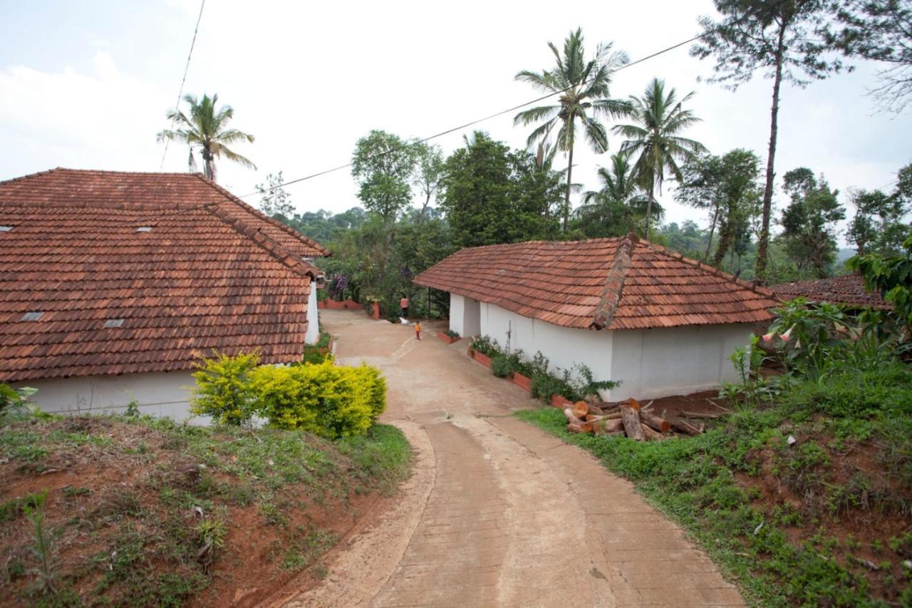 Sardar Bahadur'S Heritage Bungalow Estate Stay Napoklu 외부 사진