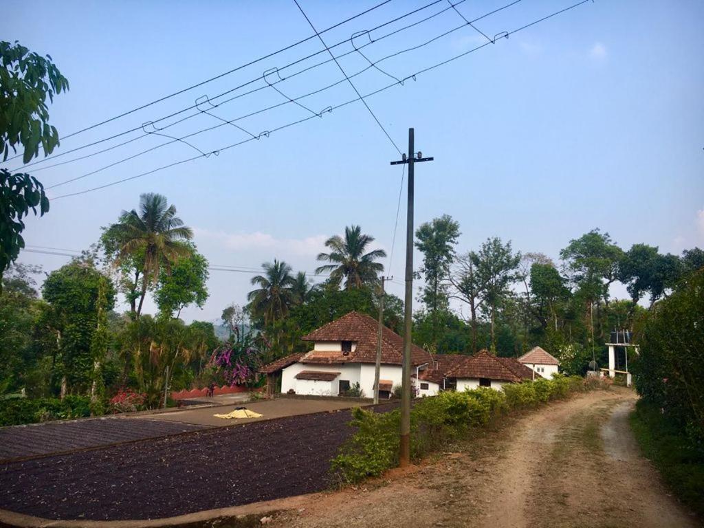 Sardar Bahadur'S Heritage Bungalow Estate Stay Napoklu 외부 사진