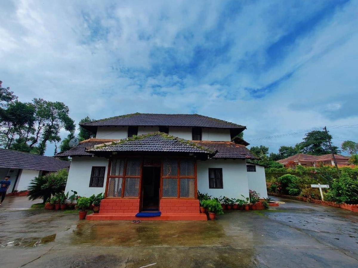 Sardar Bahadur'S Heritage Bungalow Estate Stay Napoklu 외부 사진