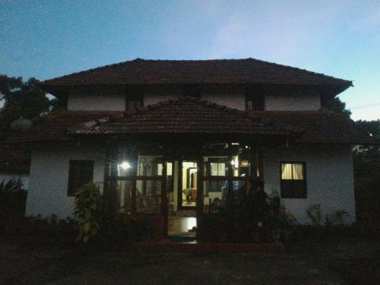 Sardar Bahadur'S Heritage Bungalow Estate Stay Napoklu 외부 사진